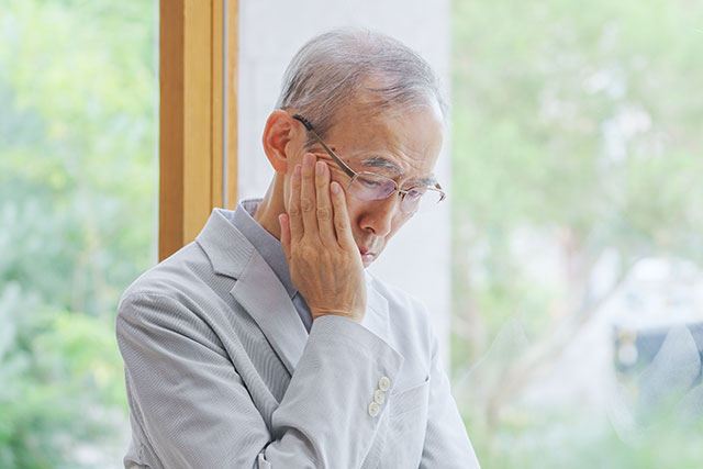 考えるシニア男性